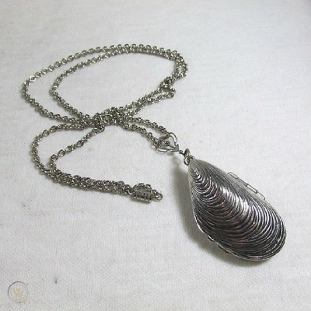 Vintage Alisha Estee Lauder Clam Locket